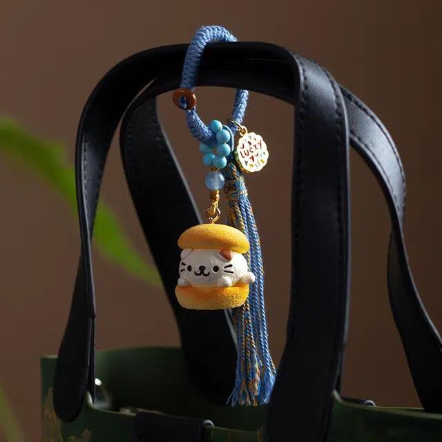 阿七 汉堡招财小猫编织挂绳治愈系卡哇伊闺蜜创意书包挂坠新中式国潮手捻棉线钥匙扣 树脂 挂件 男女同款情侣款