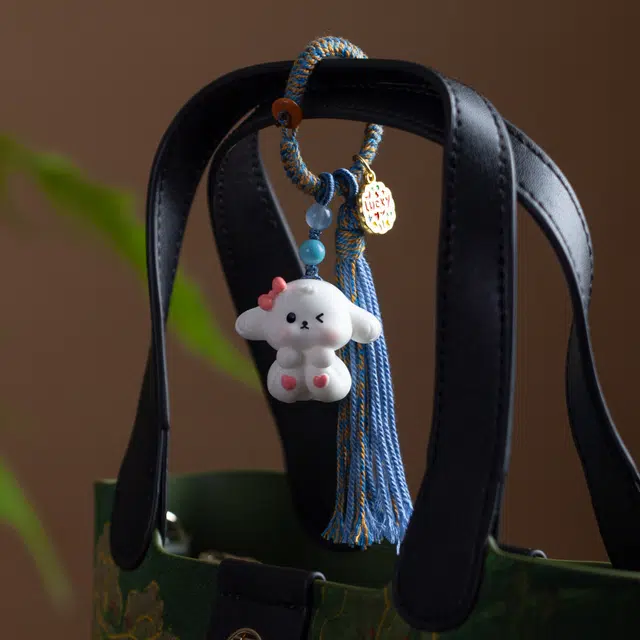 阿七 萌宠小狗 可爱创意旺旺钥匙扣书包挂饰手工编织挂绳治愈系背包玩偶 树脂 挂件 男女同款情侣款