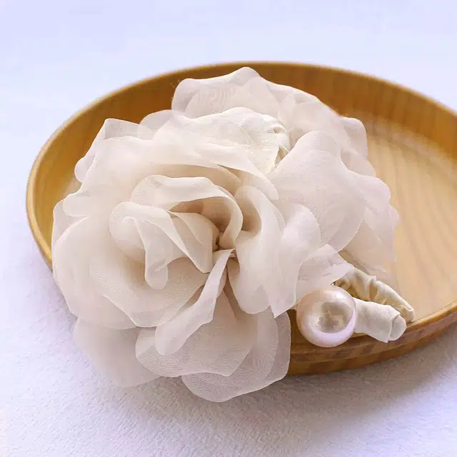 蒙妮 温柔山茶花朵珍珠抓夹 亚克力 发夹 女款