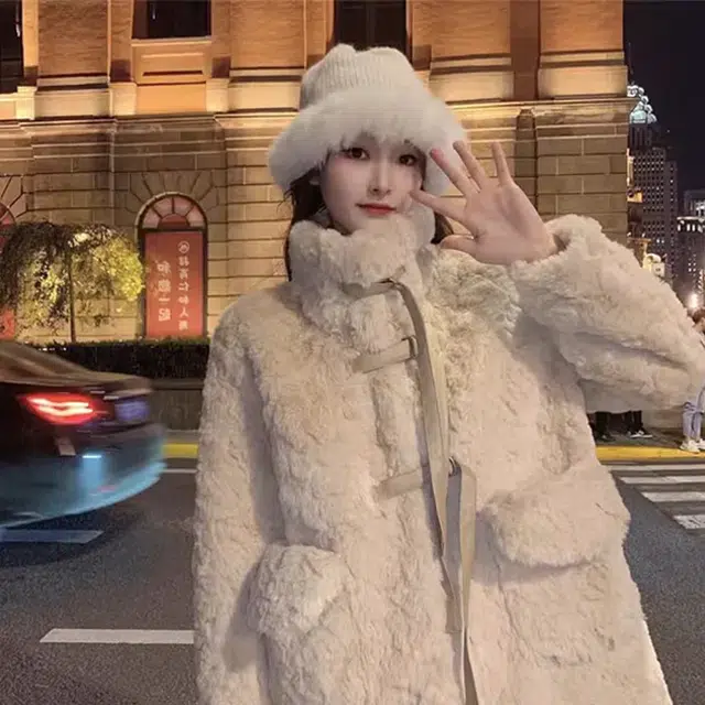 玉儿恋 气质绑带仿獭兔毛加厚保暖宽松时尚绒感外套 女款 杏色