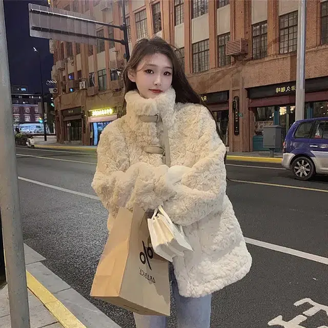 玉儿恋 气质绑带仿獭兔毛加厚保暖宽松时尚绒感外套 女款 杏色