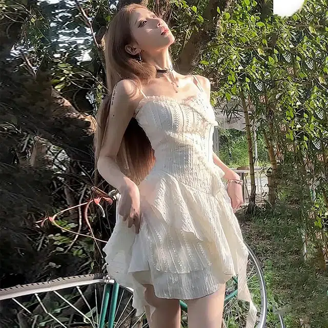 花蔓色 纯色薄款短款不规则裙摆设计吊带连衣裙 女款 白色