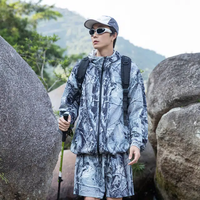 山系户外夏季连帽宽松迷彩防紫外线透气百搭运动外套防晒服 男女同款