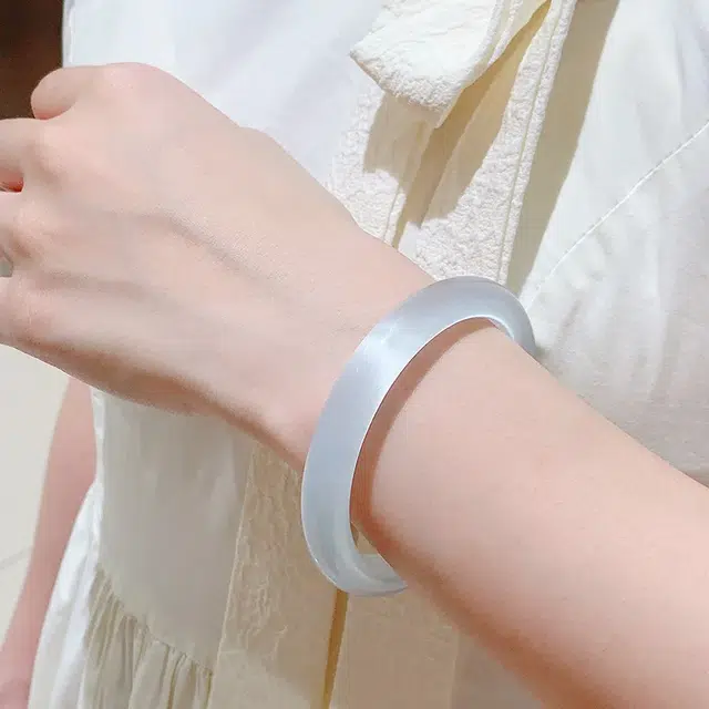周纪福 好运女荔枝冻透白月光圆条宽镯叮当镯 玛瑙 手镯 女款