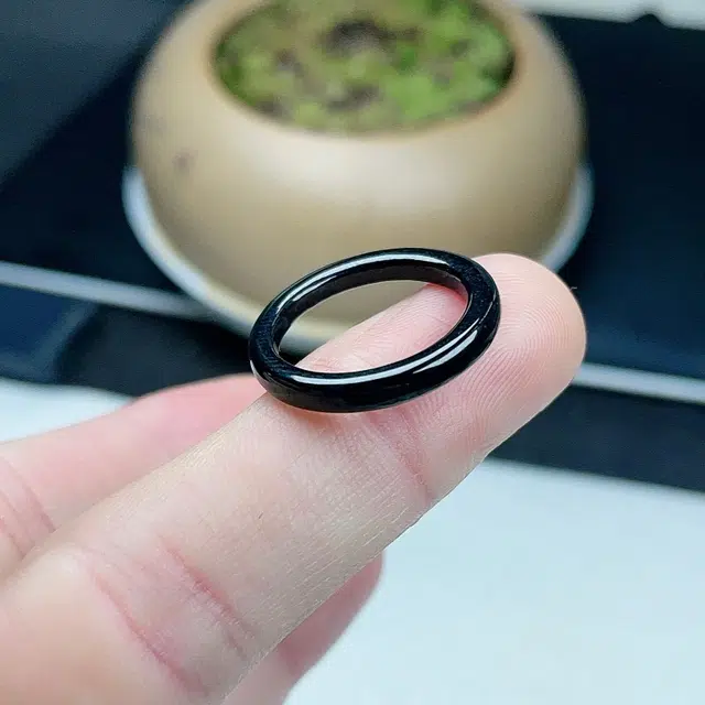 周纪福 好运墨翠黑色大尺寸细边细条特色 糯冰 翡翠戒指 女款