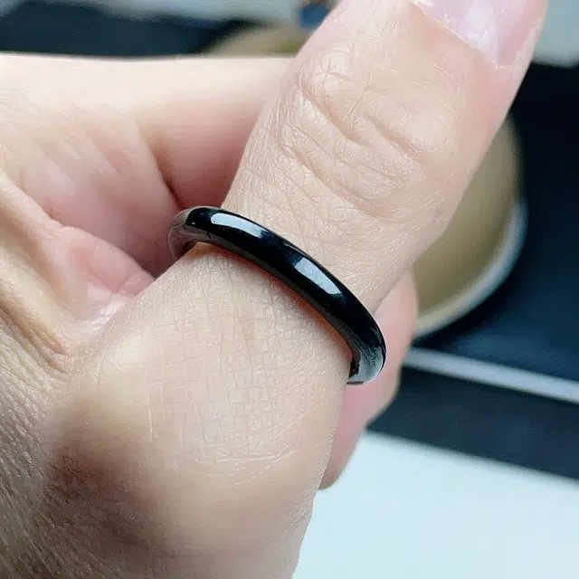 周纪福 好运墨翠黑色大尺寸细边细条特色 糯冰 翡翠戒指 女款