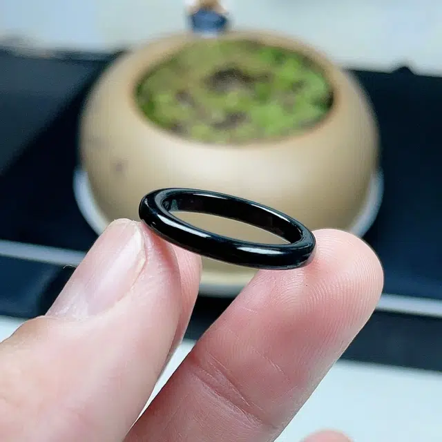 周纪福 好运墨翠黑色大尺寸细边细条特色 糯冰 翡翠戒指 女款
