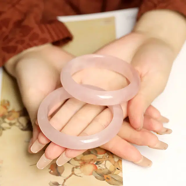 周纪福 好运女荔枝冻透白月光圆条宽镯叮当镯 玛瑙 手镯 女款