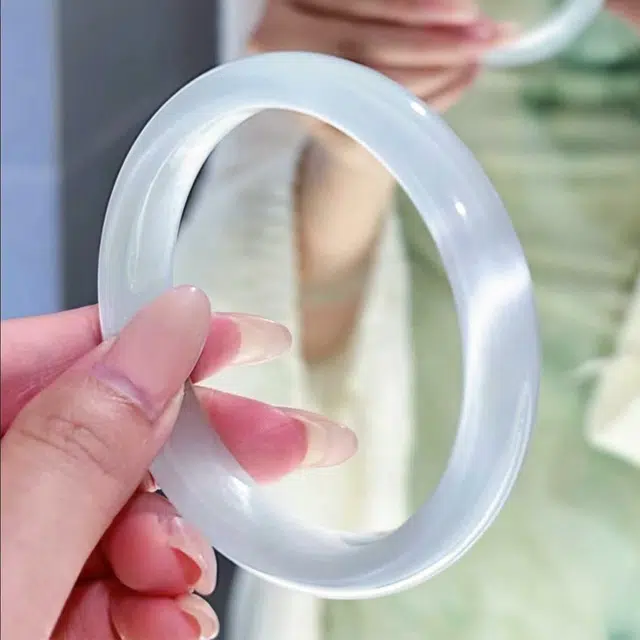 周纪福 好运女荔枝冻透白月光圆条宽镯叮当镯 玛瑙 手镯 女款