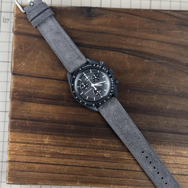 Benchmark OMEGA X SWATCH 75115