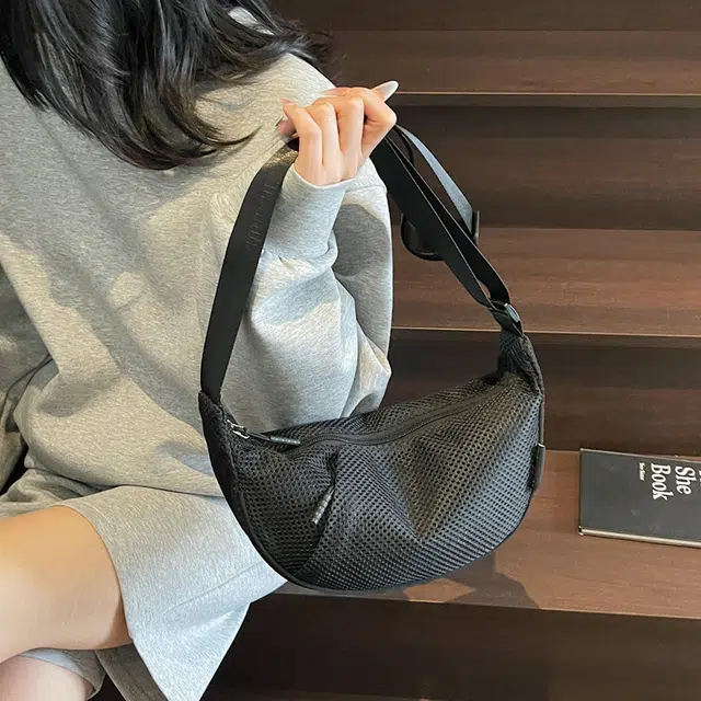 雅鹿 简约休闲时尚百搭斜挎流行帆布通勤饺子包 尼龙 单肩包 女款 黑色/米白色/酒红色/卡其色