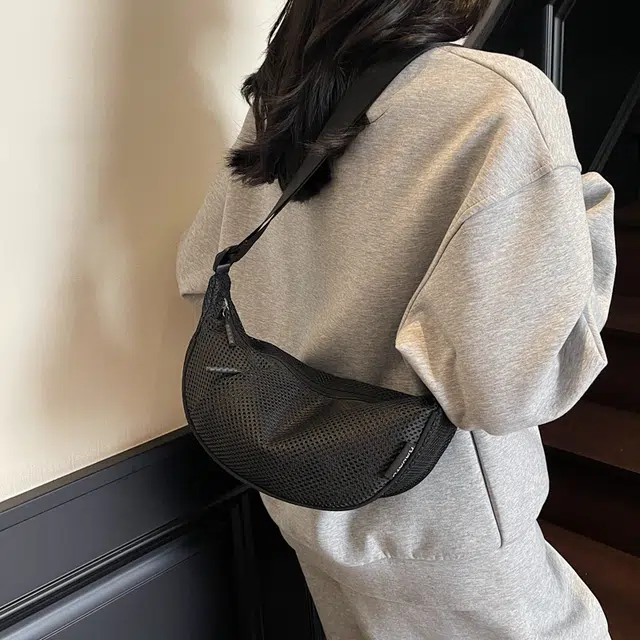 雅鹿 简约休闲时尚百搭斜挎流行帆布通勤饺子包 尼龙 单肩包 女款 黑色/米白色/酒红色/卡其色