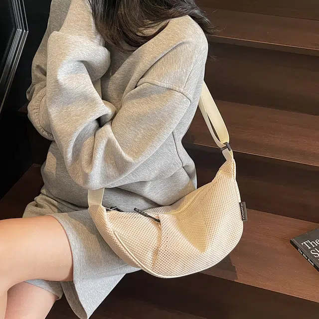 雅鹿 简约休闲时尚百搭斜挎流行帆布通勤饺子包 尼龙 单肩包 女款 黑色/米白色/酒红色/卡其色
