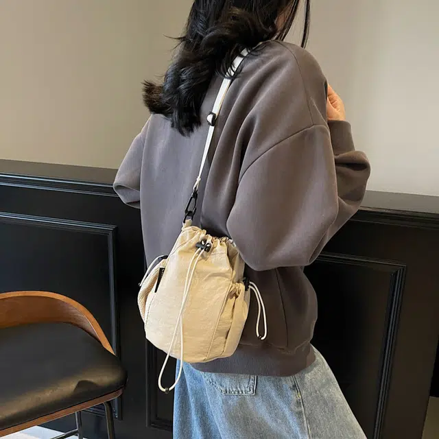 雅鹿 潮牌运动 尼龙 水桶包单肩包 女款 米白色/黑色/卡其色/绿色/灰色