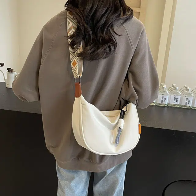 雅鹿 潮休闲时尚百搭上课通勤饺子包 尼龙 单肩包 常规 男女同款情侣款 白色/黑色/棕色/粉色