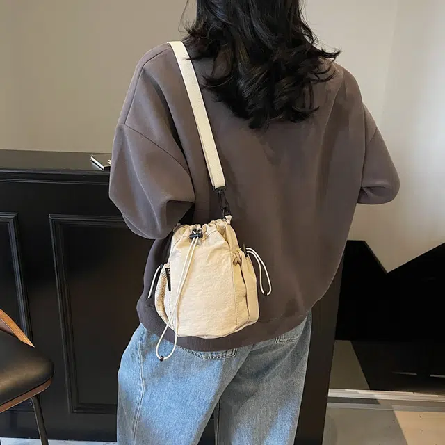 雅鹿 潮牌运动 尼龙 水桶包单肩包 女款 米白色/黑色/卡其色/绿色/灰色