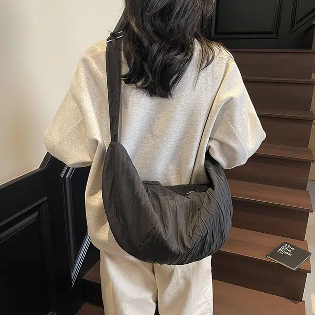 雅鹿 韩版褶皱时尚慵懒风大容量饺子包通勤纯色百搭 尼龙 斜挎腋下单肩包 女款 黑色/米白色/粉红色/黄色/卡其色