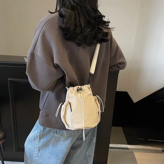 雅鹿 潮牌运动 尼龙 水桶包单肩包 女款 米白色/黑色/卡其色/绿色/灰色
