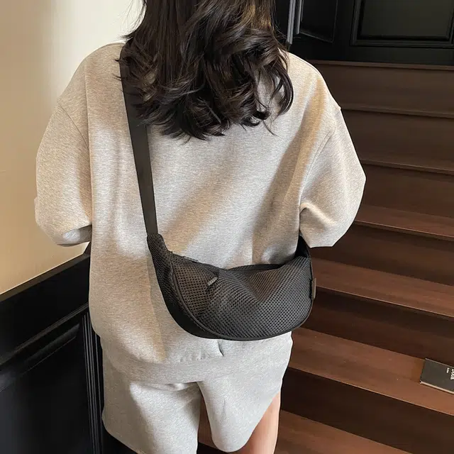 雅鹿 简约休闲时尚百搭斜挎流行帆布通勤饺子包 尼龙 单肩包 女款 黑色/米白色/酒红色/卡其色
