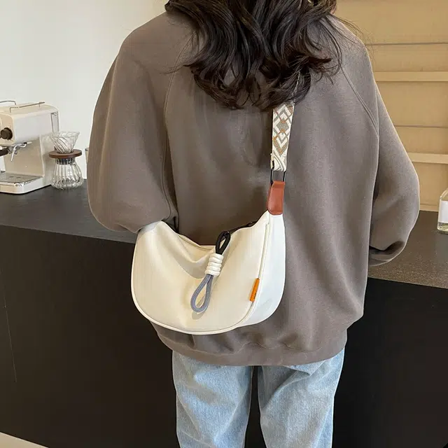 雅鹿 潮休闲时尚百搭上课通勤饺子包 尼龙 单肩包 常规 男女同款情侣款 白色/黑色/棕色/粉色