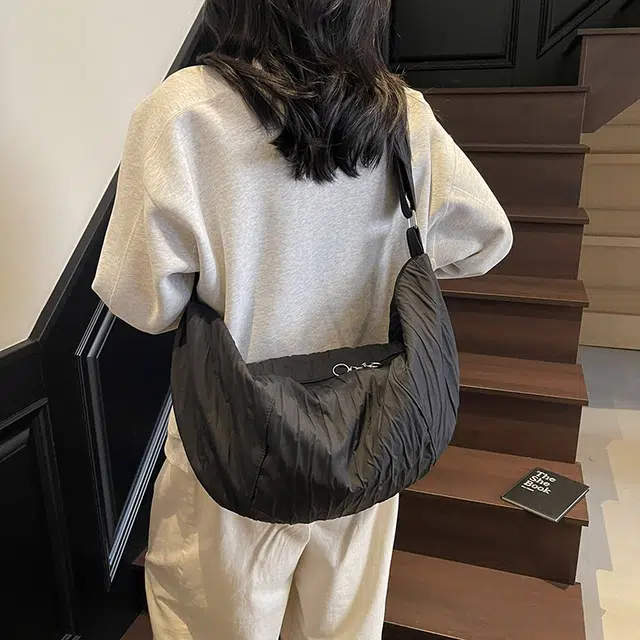 雅鹿 韩版褶皱时尚慵懒风大容量饺子包通勤纯色百搭 尼龙 斜挎腋下单肩包 女款 黑色/米白色/粉红色/黄色/卡其色