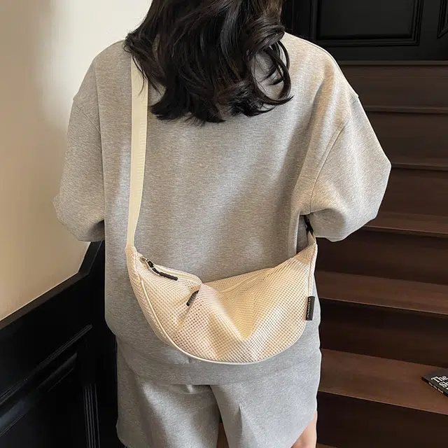 雅鹿 简约休闲时尚百搭斜挎流行帆布通勤饺子包 尼龙 单肩包 女款 黑色/米白色/酒红色/卡其色