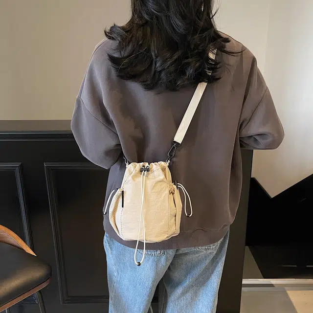 雅鹿 潮牌运动 尼龙 水桶包单肩包 女款 米白色/黑色/卡其色/绿色/灰色