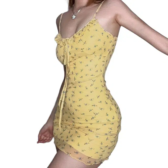 费尔岛上的猫 法式少女感减龄碎花收腰女绑带胸型低圆领包臀裙吊带连衣裙 女款 黄色