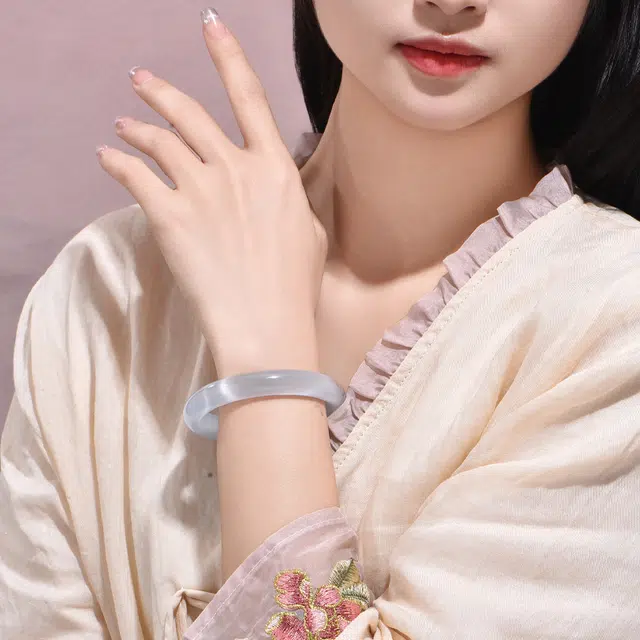 庆大福 如岚轻奢系列 经典白月光 新中式国潮古色古香 旗袍汉服 贵妃镯宫延风 轻奢国风古典#好运 琉璃 手镯 女款