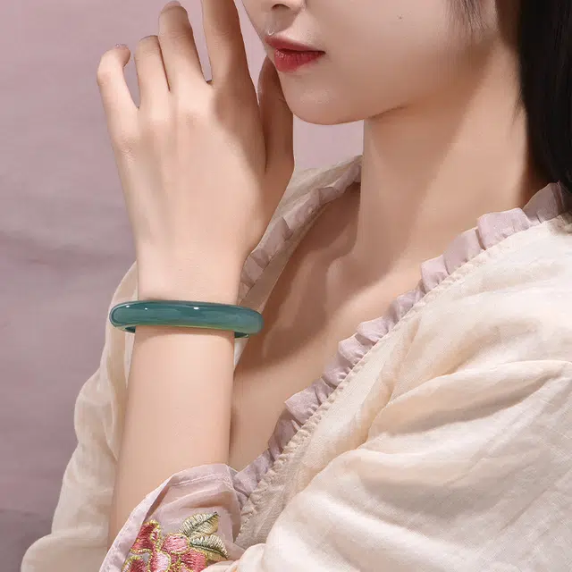 庆大福 远山黛油青系列 江南温婉润玉卿卿可人 汉服旗袍国风古典雅韵百搭宫延风#好运 玉髓 玉石手镯 女款