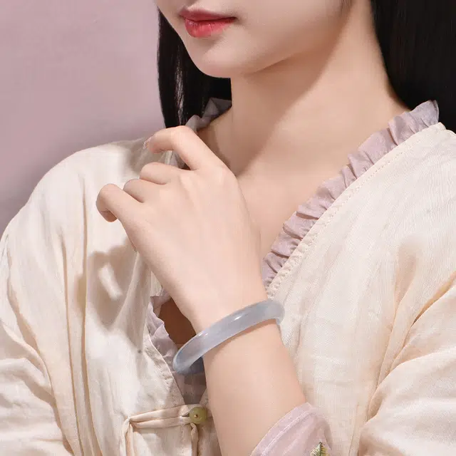 庆大福 如岚轻奢系列 经典白月光 新中式国潮古色古香 旗袍汉服 贵妃镯宫延风 轻奢国风古典#好运 琉璃 手镯 女款