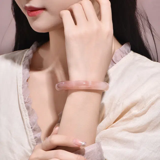 庆大福 桃花酿美人镯 桃之夭夭 三生三世桃花酿 莹润细腻 国潮复古 梨云暮雪 贵妃镯 金丝玉 手镯 女款