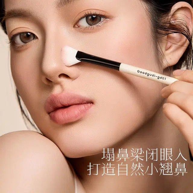 古迪  流光贝母半扇形鼻影刷 贴合鼻翼修容刷斜头镰刀阴影高光化妆刷