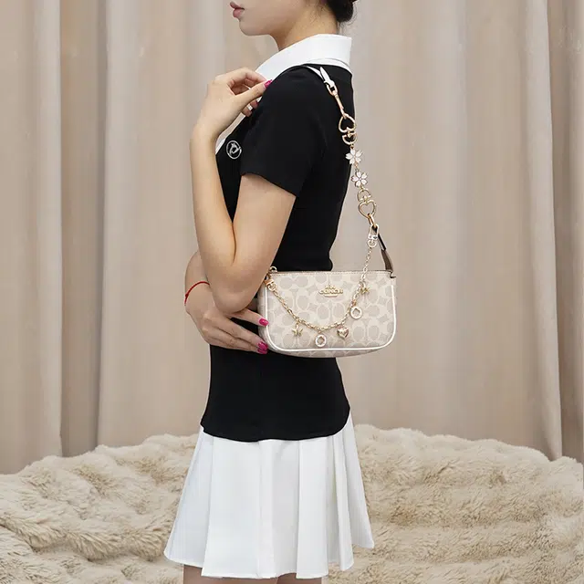 COACH Nolita 19