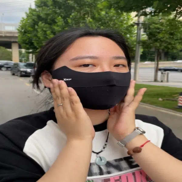 特步 轻薄透气高颜值防紫外线 薄款冰丝口罩 防晒面罩 男女同款情侣款 灰黑粉颜色可选择