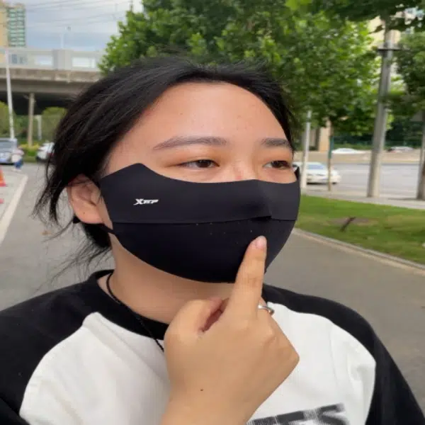 特步 轻薄透气高颜值防紫外线 薄款冰丝口罩 防晒面罩 男女同款情侣款 灰黑粉颜色可选择
