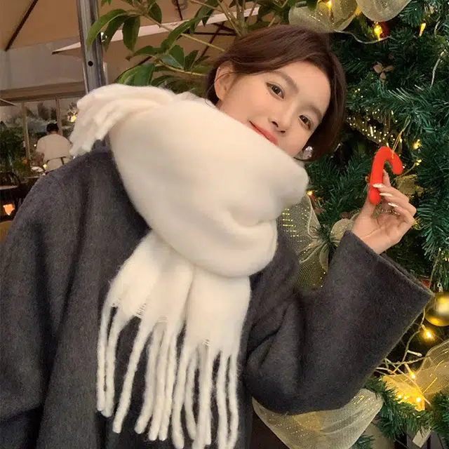 【文艺出片】 浪莎 超有氛围感加厚纯色马海毛围脖百搭流苏设计保暖披肩 心动礼盒装 聚酯纤维 绒线围巾 男女同款情侣款