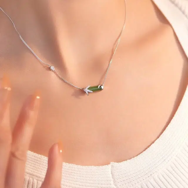 【一物一证】 羽诗娅 绿意竹节 个性极简风轻奢高级感吊坠 日常通勤锁骨链配饰 表白必备 女朋友告白生日纪念日礼盒款 玉髓 玉石项链 女款