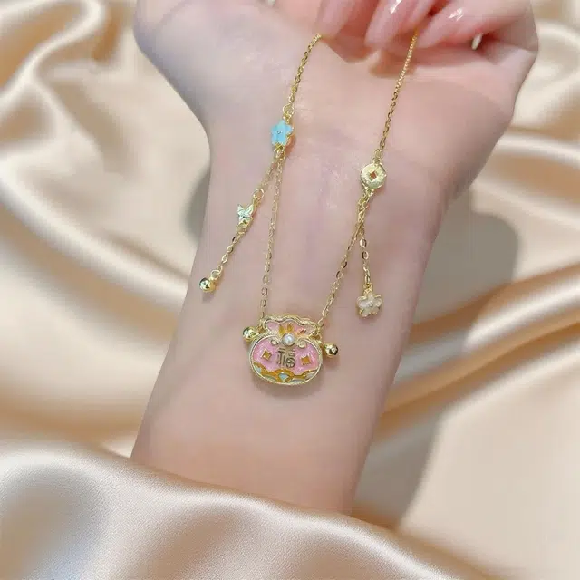 925