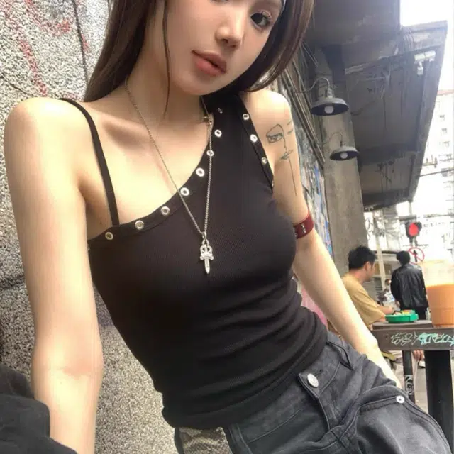 秀黛 美式 辣妹纯欲风性感小众高级感斜肩短款吊带上衣百搭打底春夏天修生别致单肩轻盈舒适透气柔软亲肤日常通勤炸街个性背心 女款