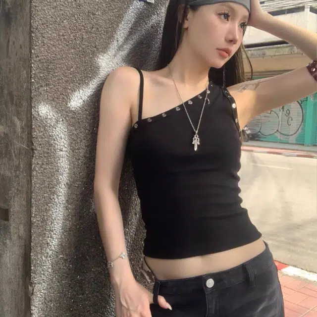 秀黛 美式 辣妹纯欲风性感小众高级感斜肩短款吊带上衣百搭打底春夏天修生别致单肩轻盈舒适透气柔软亲肤日常通勤炸街个性背心 女款