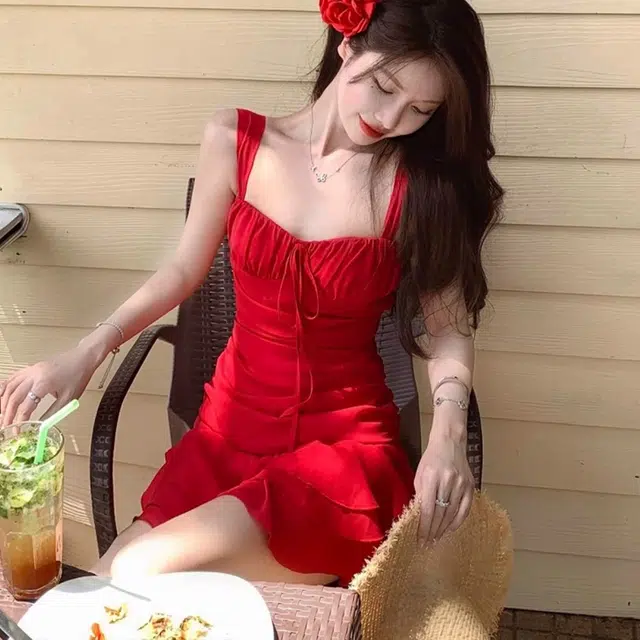秀黛 春夏季 纯欲风性感显白轻盈亲肤透气舒适高级感质感度假泳衣小红裙式温泉泳装海边假期遮肉时尚可外穿纯色休闲褶皱吊带 女款