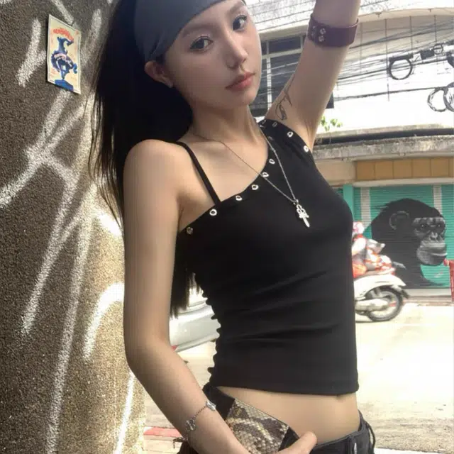 秀黛 美式 辣妹纯欲风性感小众高级感斜肩短款吊带上衣百搭打底春夏天修生别致单肩轻盈舒适透气柔软亲肤日常通勤炸街个性背心 女款