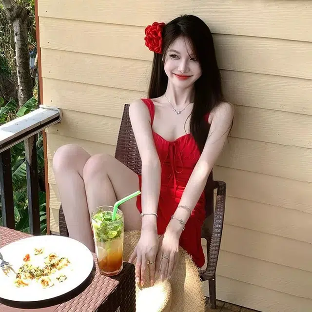 秀黛 春夏季 纯欲风性感显白轻盈亲肤透气舒适高级感质感度假泳衣小红裙式温泉泳装海边假期遮肉时尚可外穿纯色休闲褶皱吊带 女款