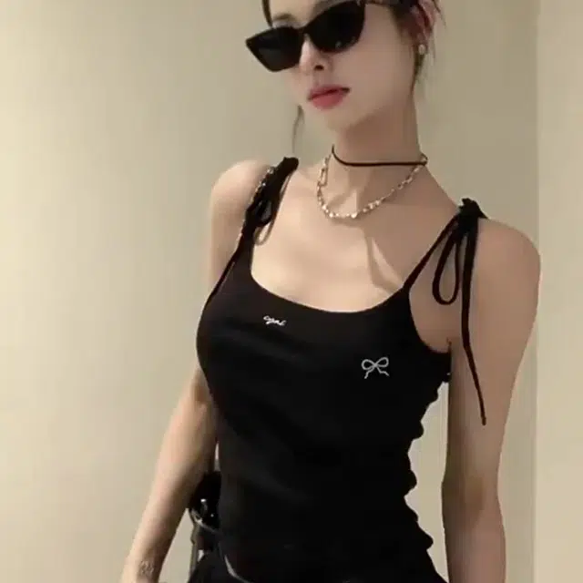 秀黛 美式 纯欲风性感蝴蝶结辣妹炸街纯色百搭内搭打底日常通勤轻盈透气舒适质感高级感短款吊带简约修身无袖小众设计感背心 女款