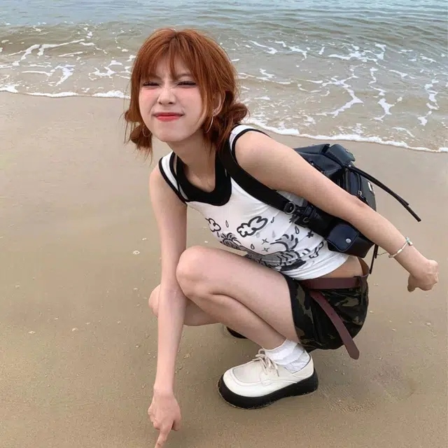 秀黛 多巴胺 纯欲风甜美辣妹性感 假两件休闲家居服打底百搭轻盈舒适透气亲肤高级感小狗涂鸦质感吊带背心 女款