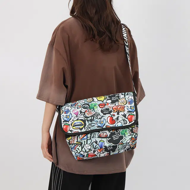 揽月 潮流印花个性百搭 尼龙 斜挎单肩包 男女同款情侣款 涂鸦色