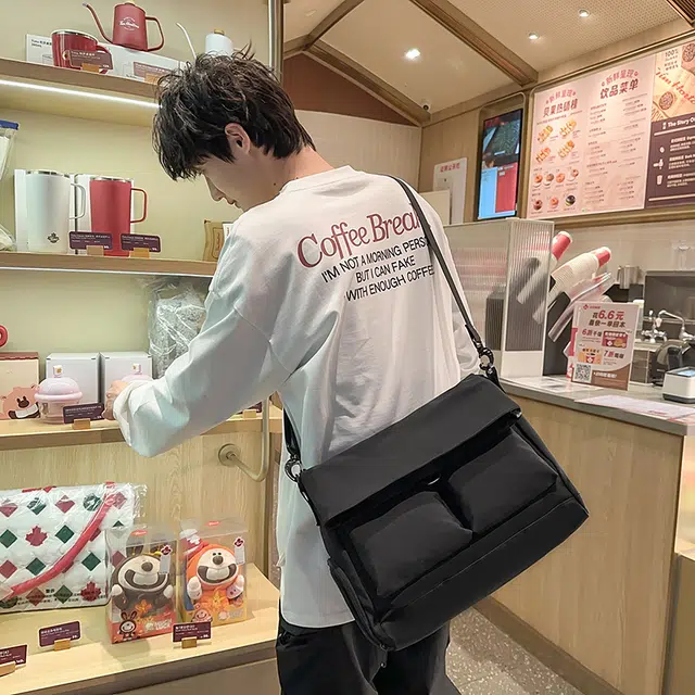 揽月 简约慵懒风纯色涂鸦通勤百搭 尼龙 邮差包单肩斜挎包 男女同款情侣款 黑色/白色/灰色