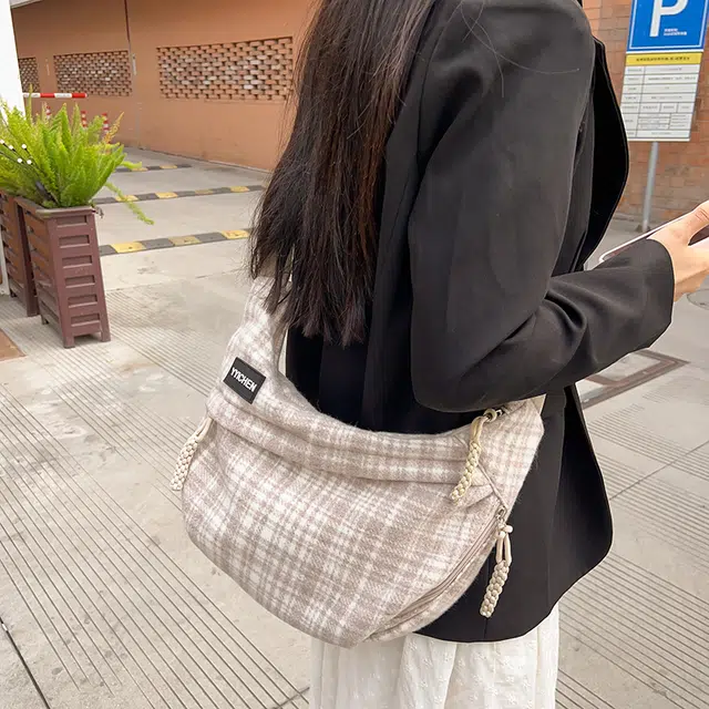 揽月 日系休闲复古百搭简约 呢子 斜挎包 男女同款情侣款 女款 黑色/棕色/卡其色/红色