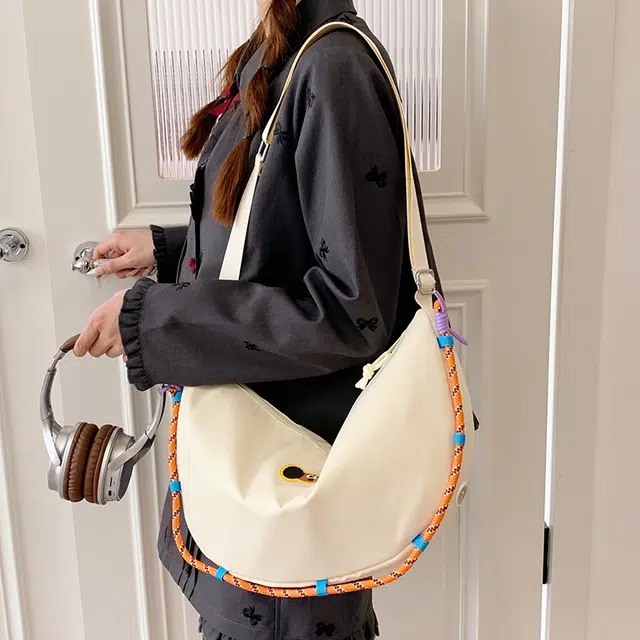 揽月 日系便携通勤百搭 尼龙布 饺子包斜挎单肩包 女款 多色